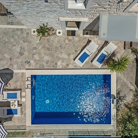 Schoenes Steinhaus Toni Mit Pool 펜션